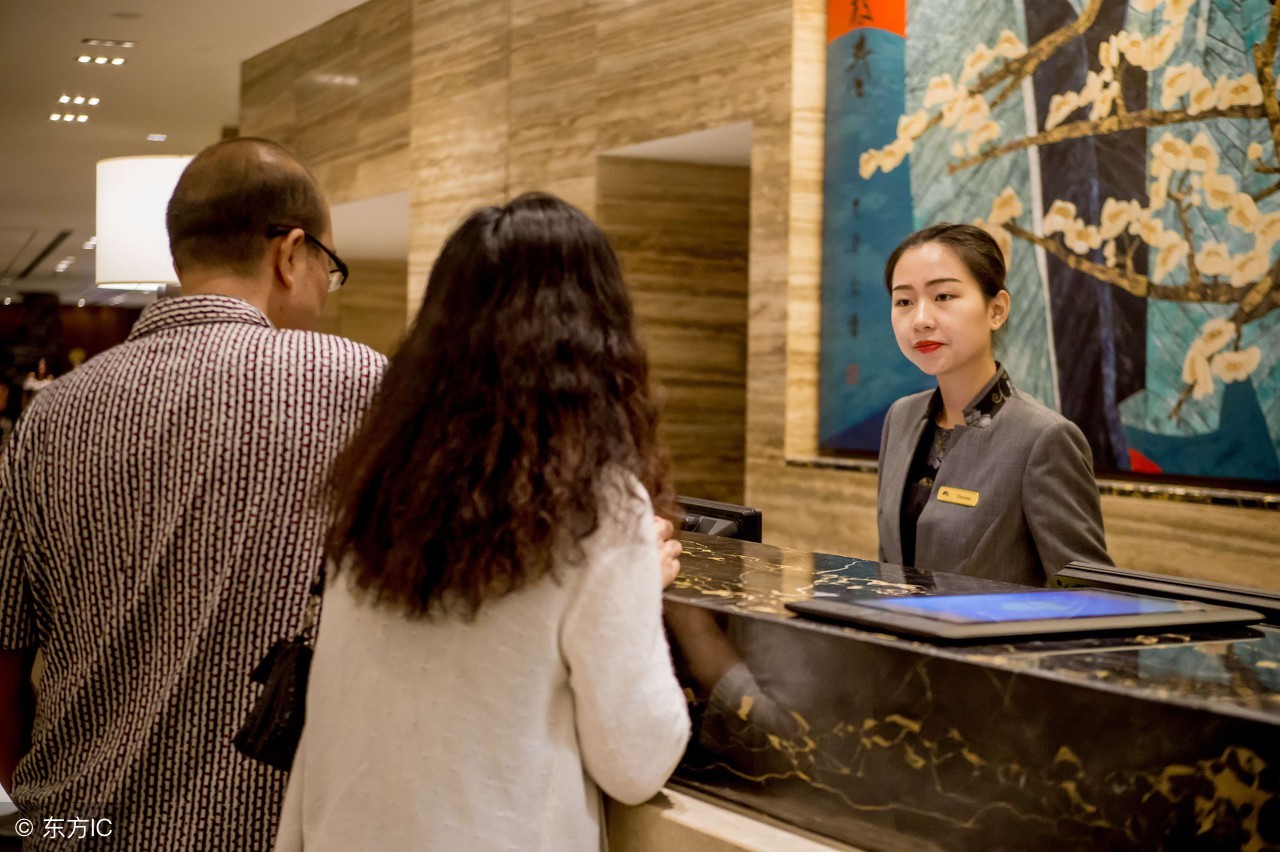 酒店前台遇到客人打架怎么办,做前台接待遇见客户闹事怎么办