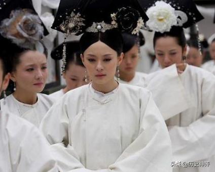 冬天上坟带一宝子孙多福财气到,俗语称坟上带一宝