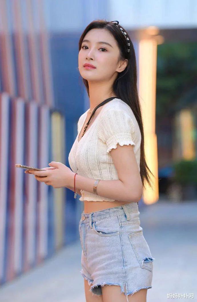 穿上了这件“荷叶边”上衣，你就是小仙女