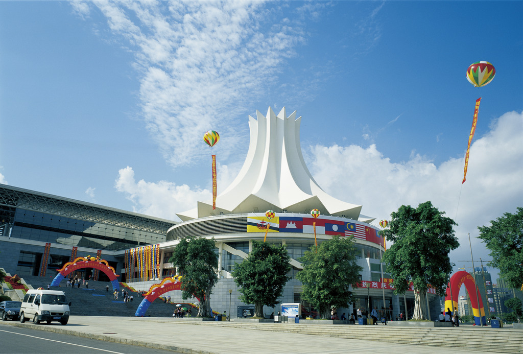 从一个窗户里看世界,从窗户看到大楼一角