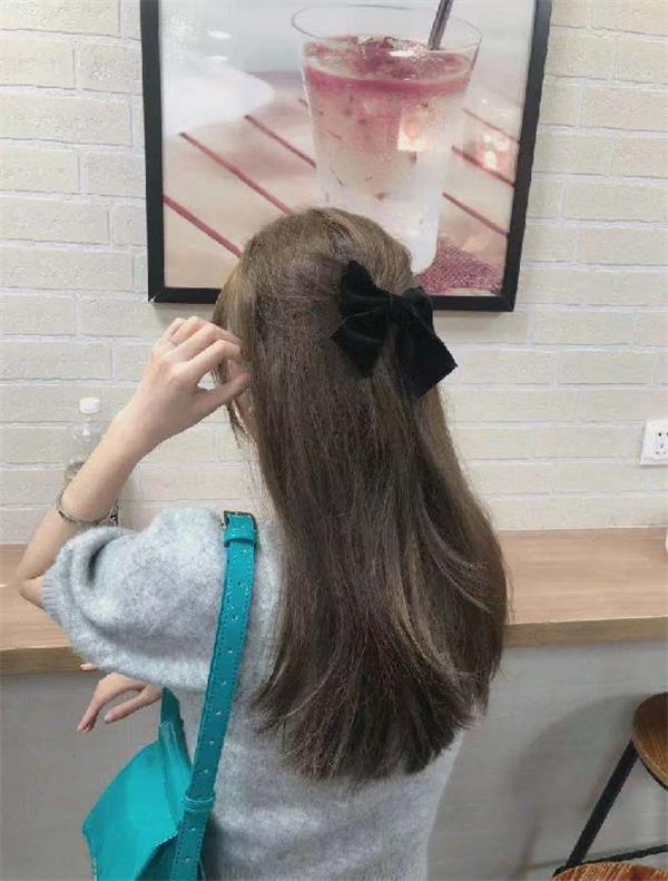 今年深灰亚麻色流行的头发颜色,深棕灰和棕咖色头发哪个好看