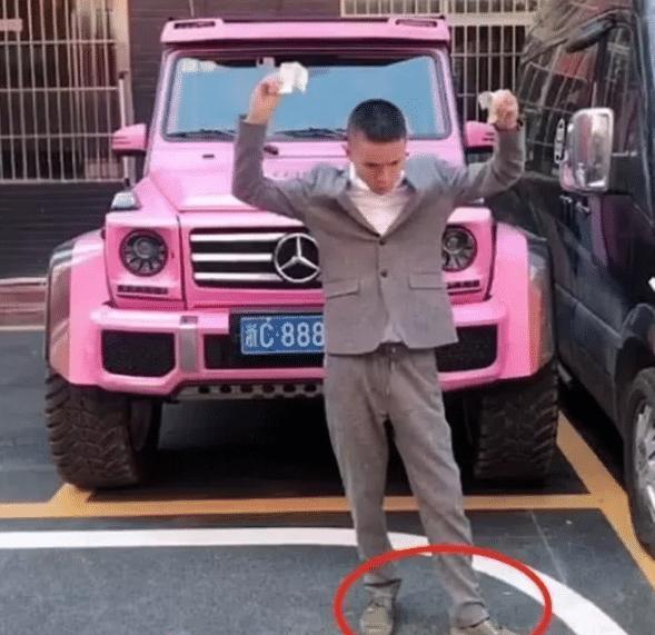 站在人生巅峰上的男人,站在金字塔巅峰的男人