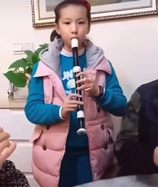 爸爸妈妈奶奶3人斗地主，女儿现场配乐，爸爸：特长班的钱没白花