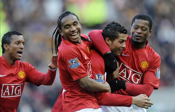 埃弗拉庆祝曼联夺冠,足坛故事录