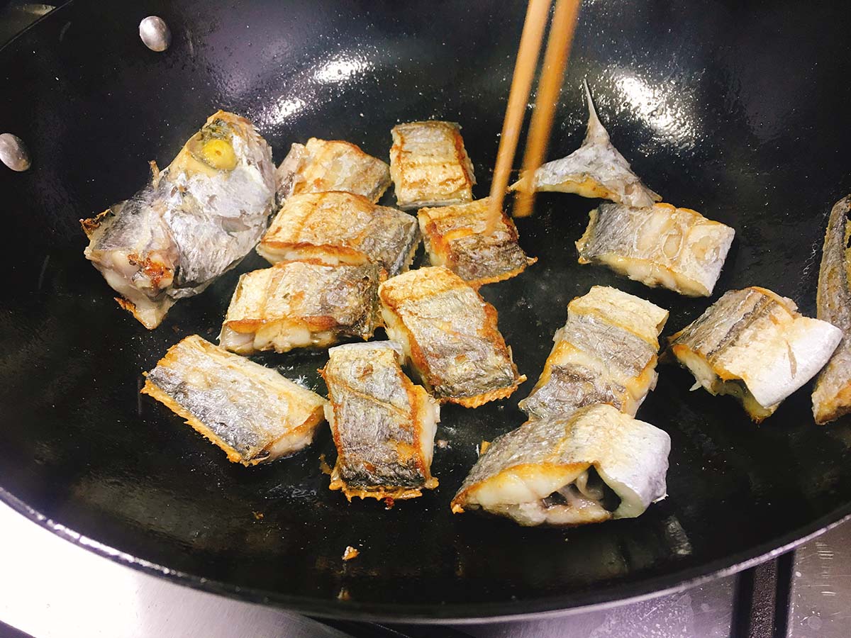 带鱼煎之前怎么处理不腥还不粘锅,干煎带鱼怎么外脆里嫩