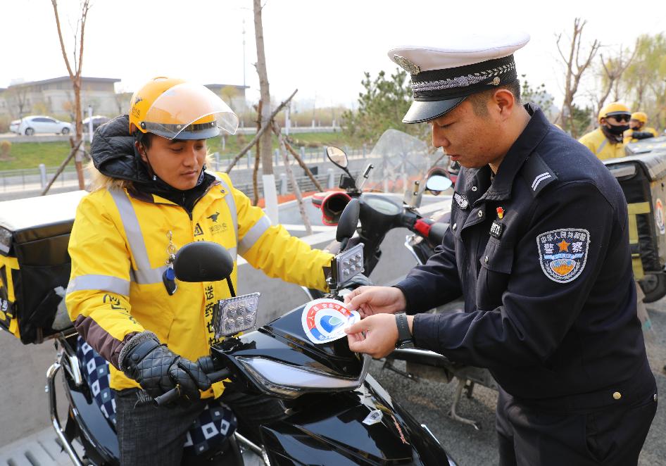 交警走进军营开展交通安全宣传,百万警进千万家交通安全宣传活动
