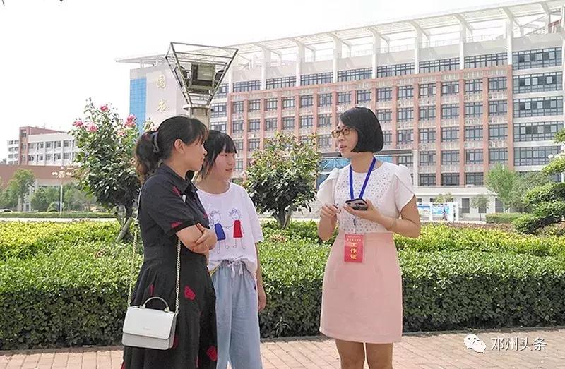 邓州一大波中学毕业生在这里排出“十米长龙”