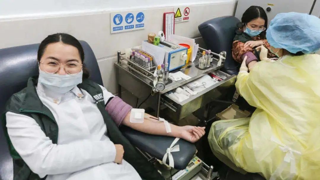 由*党**总支书记带头,他们为爱撸起袖子→