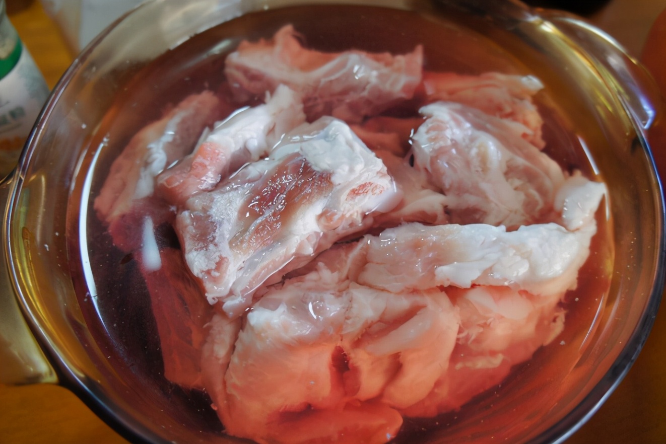 炖排骨时不要直接焯水,炖排骨别直接焯水