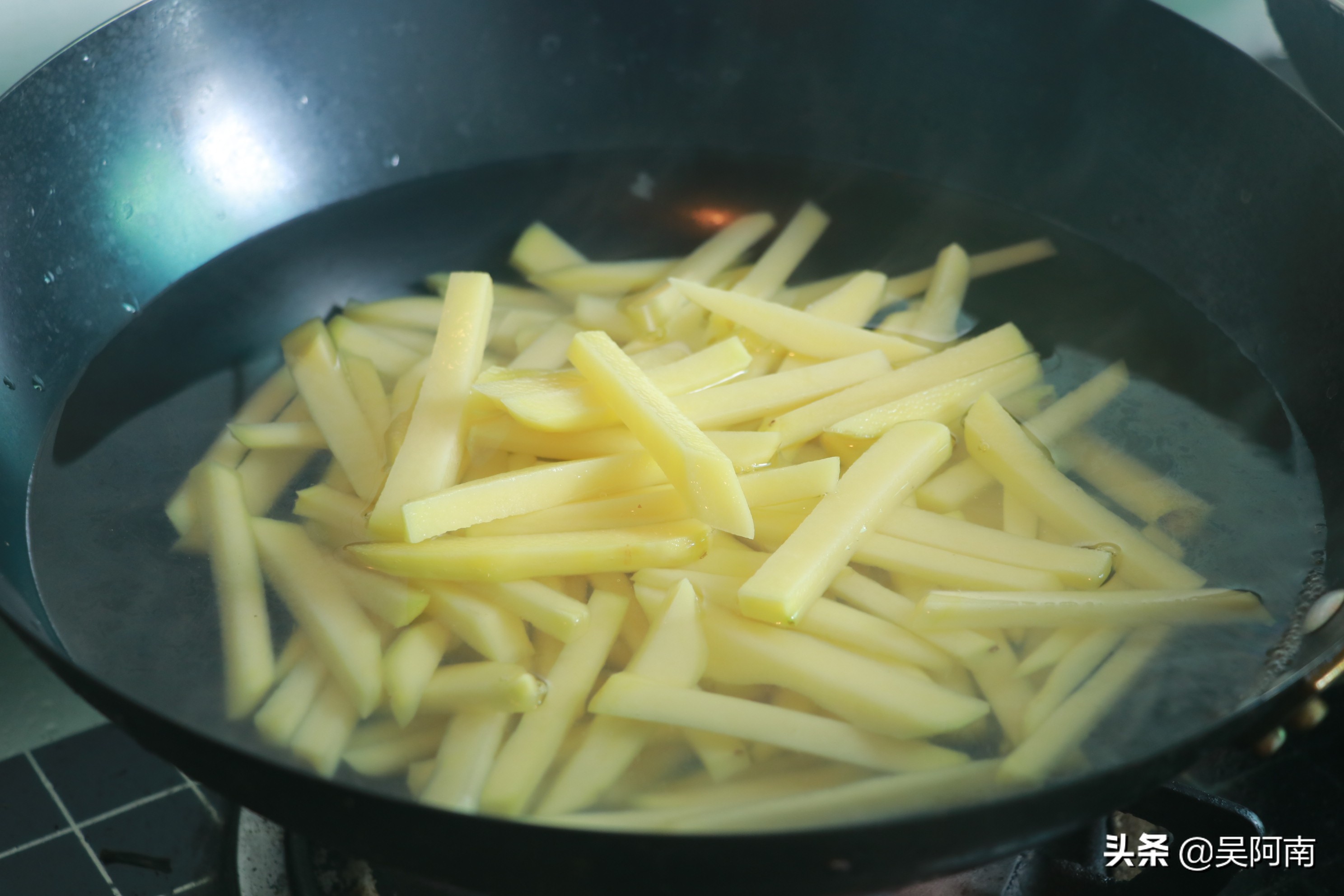 教你在家做炸薯条简单实惠,怎样在家里炸薯条又好吃又省事儿