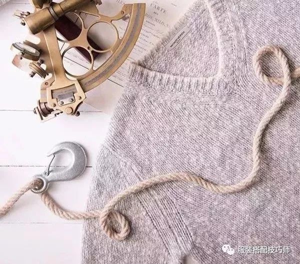 高领毛衣领口松垮怎么翻领好看,针织衣领松垮怎么缩小领口