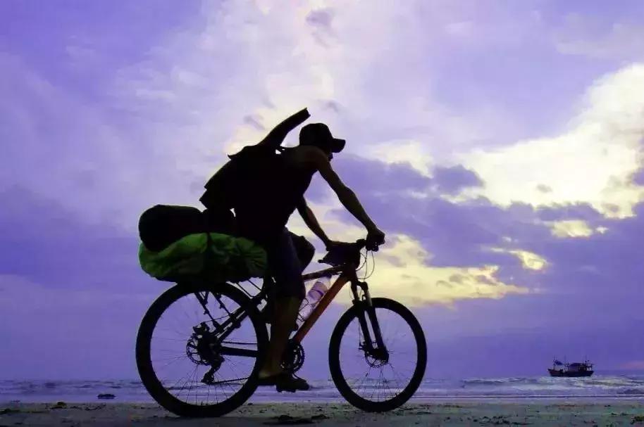 他7年骑行44个国家多次死里逃生,他7年环游中国18万公里绕赤道4圈