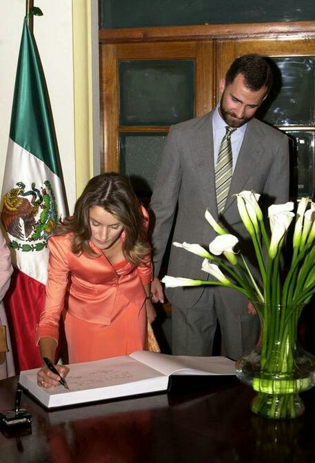 王室女性成员签名照:女王贵气,莱后最霸气,最优雅当属戴妃