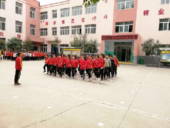 闃熷垪闃熷舰灞曢閲囨槀鎵悜涓婄唤鍏夎姃,灞曢潚鏄ユ椿鍔涗寒瀛﹀瓙椋庨噰