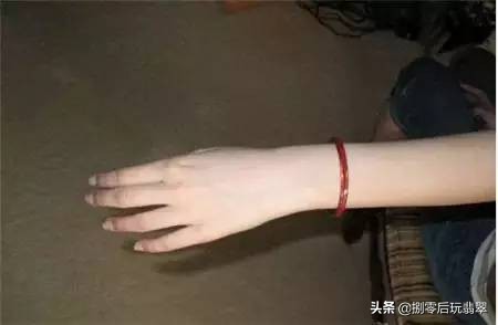 翡翠手镯洗澡时要取下来吗,戴翡翠手镯晚上需要取下来吗