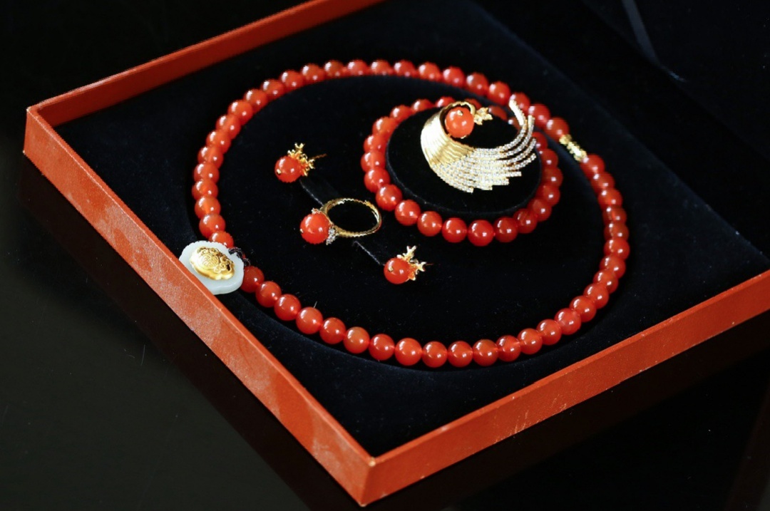 牛血红南红玛瑙值钱吗,南红玛瑙柿子红价格