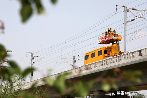 京张高铁车站施工现场,京张高铁变电工程