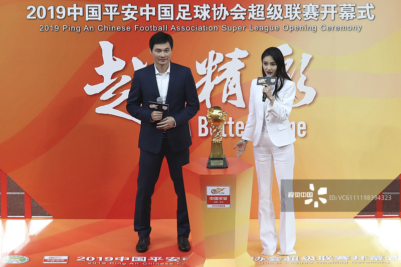 美艳绝伦!Angelbaby现身中超开幕式,白衣胜雪合体李毅|图