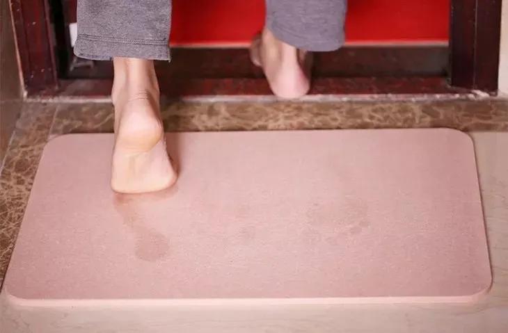 别在门口放“门垫”了?真脏!学学年轻人的做法,干净又实用