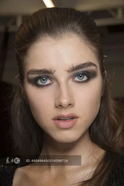 鞠婧祎李艺彤honey舞台,鞠婧祎港风复古妆容