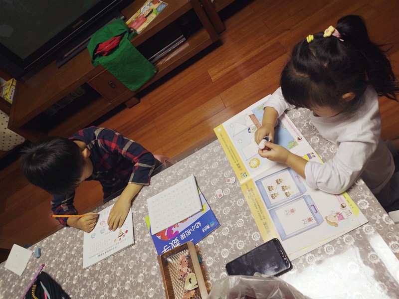 买学习桌发说说,孩子用不用买很好的学习桌