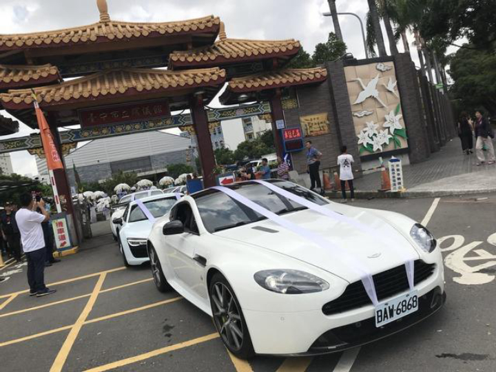 结婚遇到出殡婚车让路视频,婚车碰到丧车谁先让路