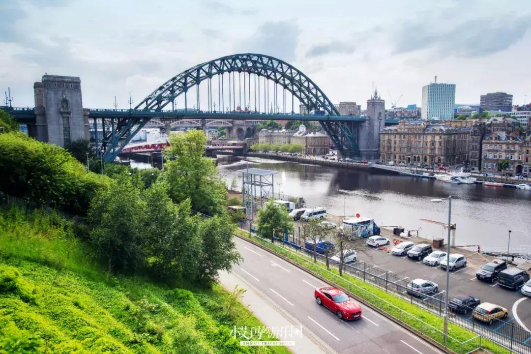 纽卡斯尔,店主为我弹奏了一把十万元的吉他