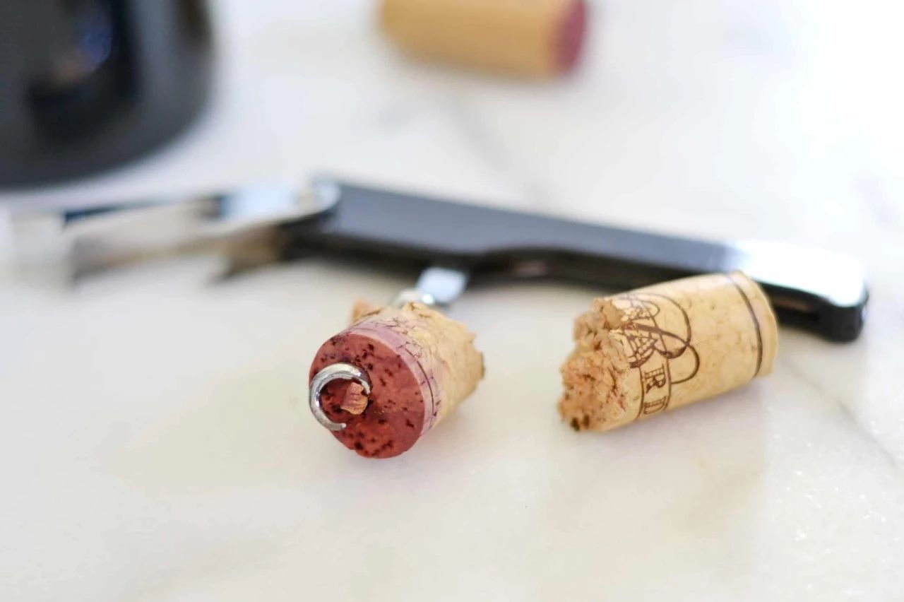 开酒断塞怎么办,没开瓶器开酒办法