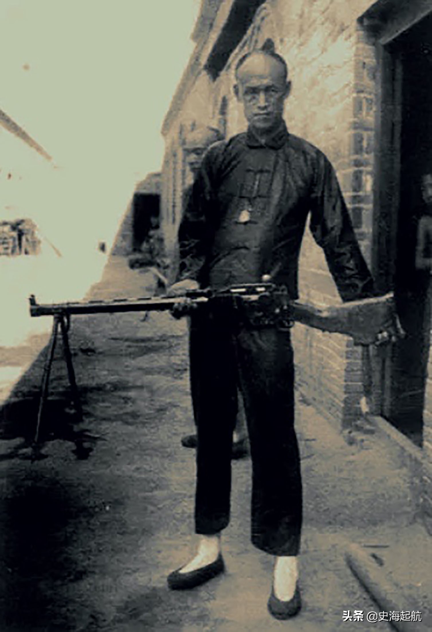 抗战时中国*队军***器武**照片：图3是国军的坦克，图6是国军的重机枪