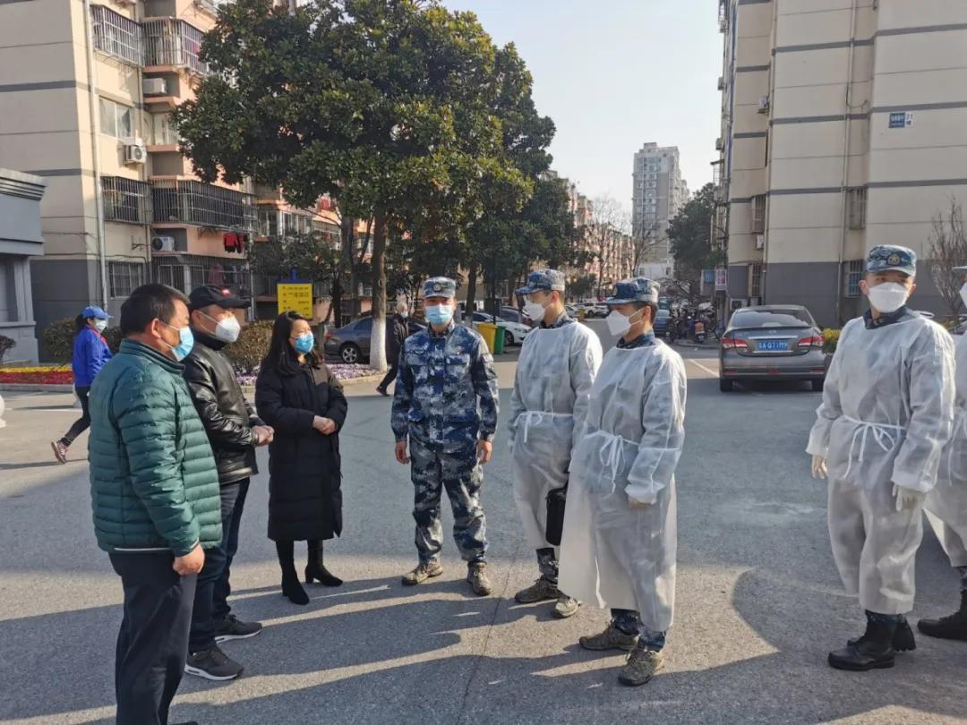 他一直都在诗歌,她一直都在作文600字