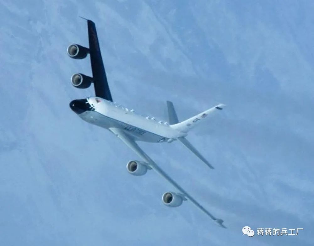 美国空军rc-135起飞,rc135s导弹侦察机背部鼓包