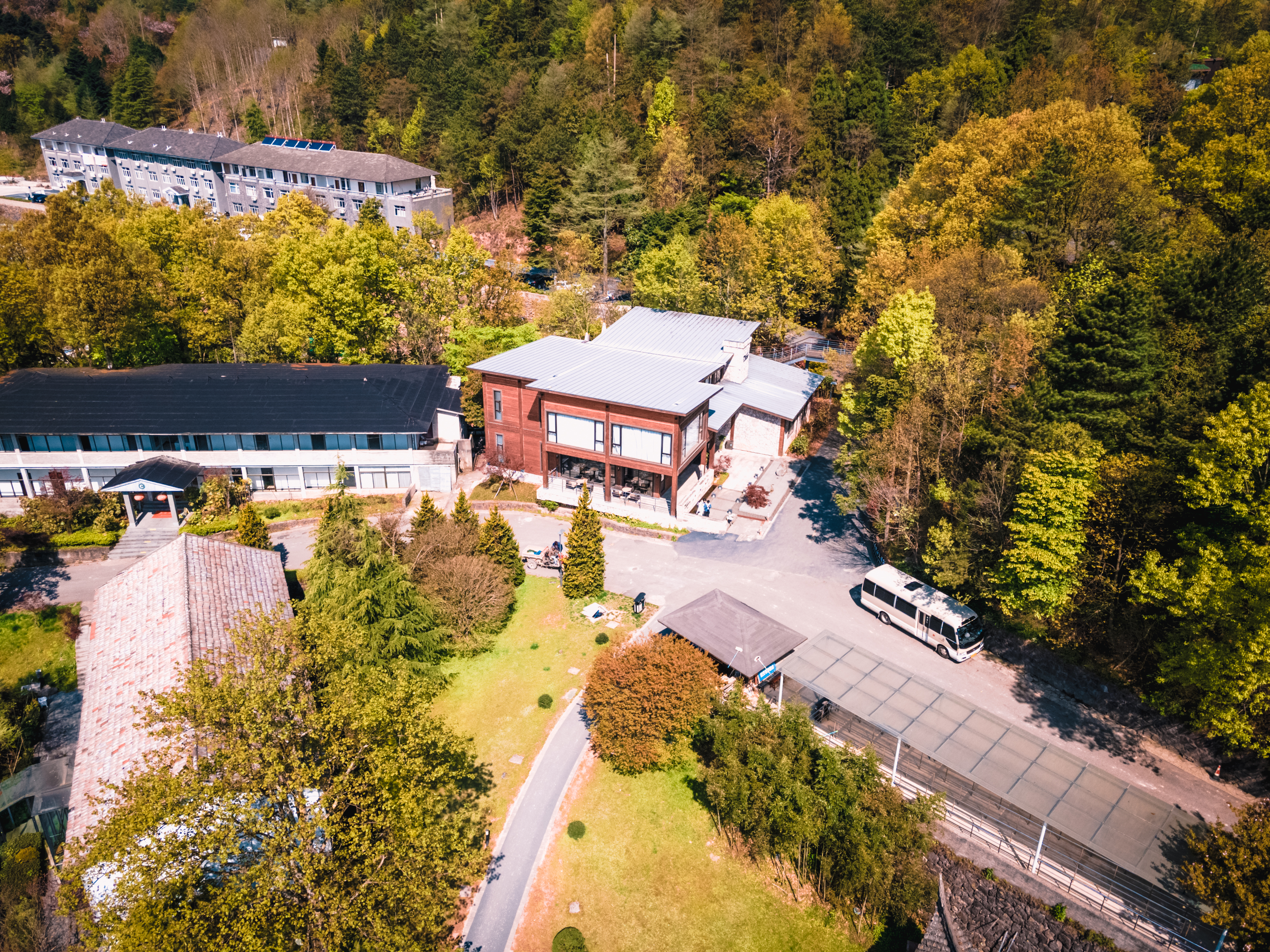 商量岗内的这家酒店,四季气候适宜居住,住客宛若身处桃花源
