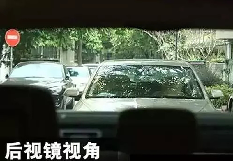 在没有倒车影像/倒车雷达的情况下,倒车时怎么判断车尾的距离?