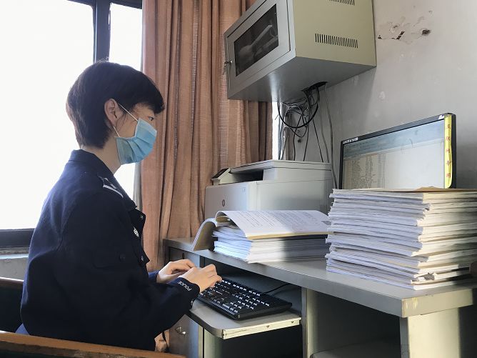 湖北方向来辆救护车双胞胎病危，九江交警请示后护送到医院