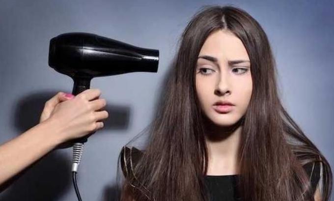 经常头发湿着睡觉面瘫怎么办,湿头发吹冷风会导致面瘫吗