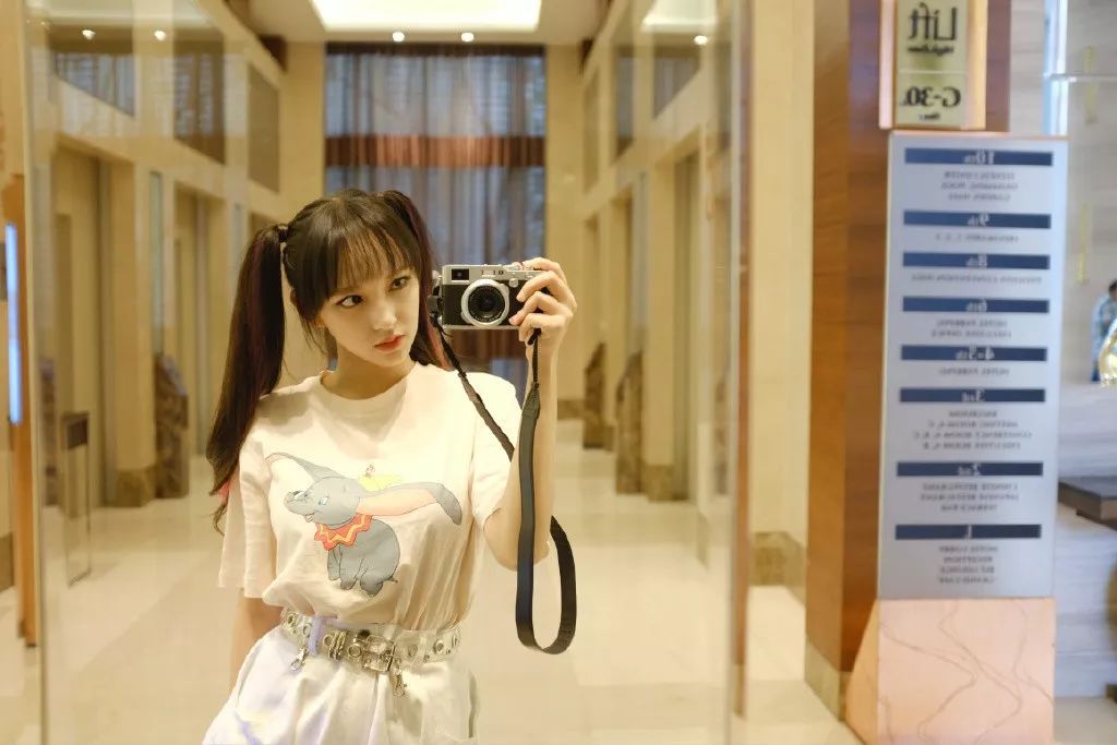 优衣库与kaws联名t恤 (优衣库kaws联名t恤图片)