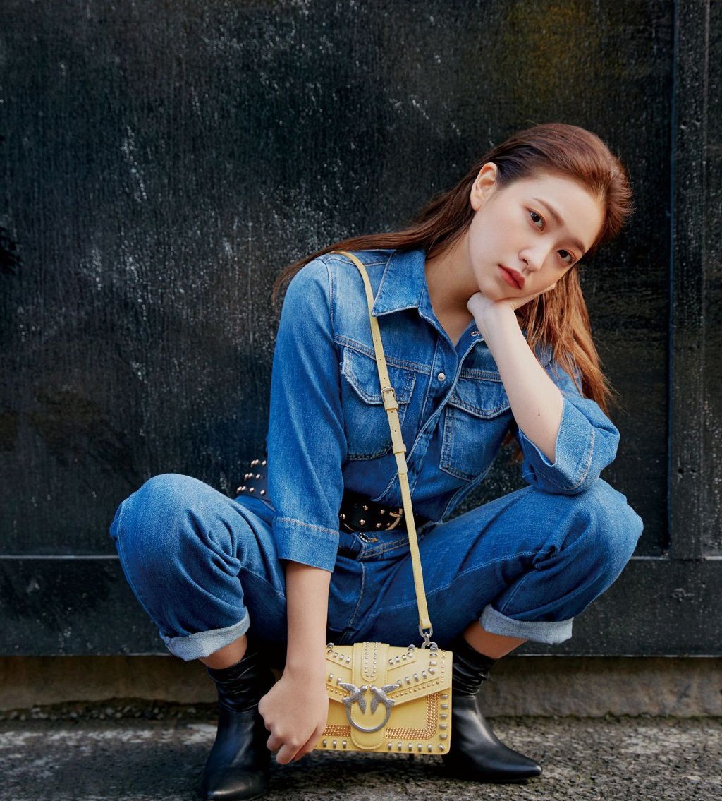 她是韩国大势女团忙内,穿宝蓝牛仔连体裤出镜,背头更显精致五官