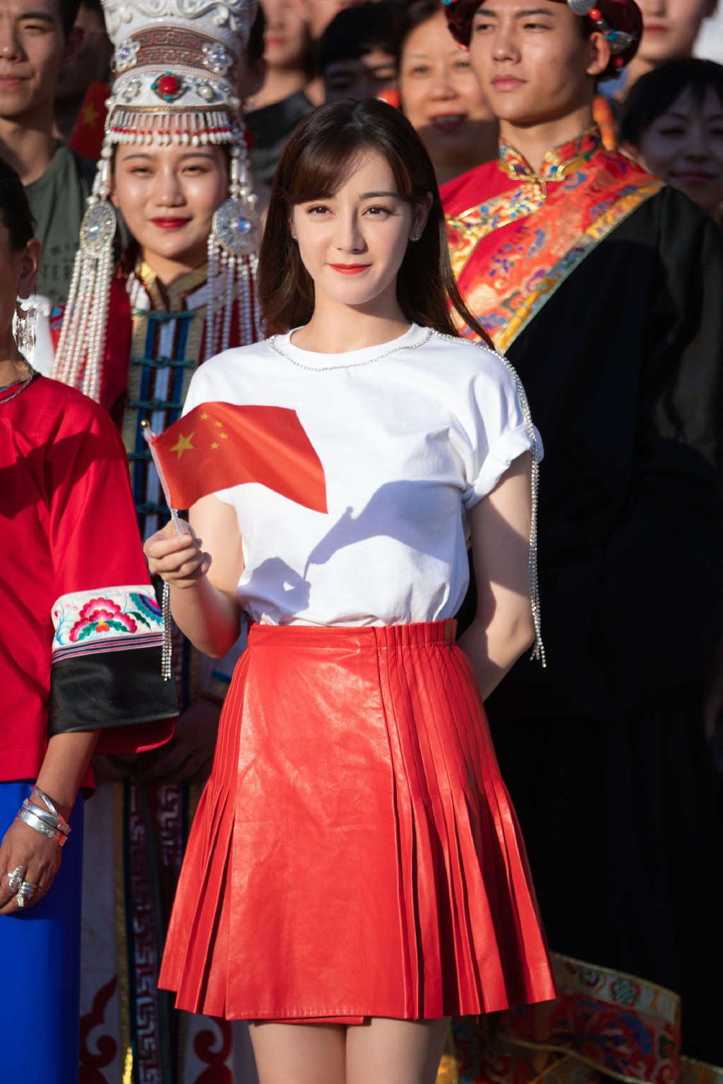 百褶裙的万能搭配随意就很好,夏天长款百褶裙的10种搭配方法