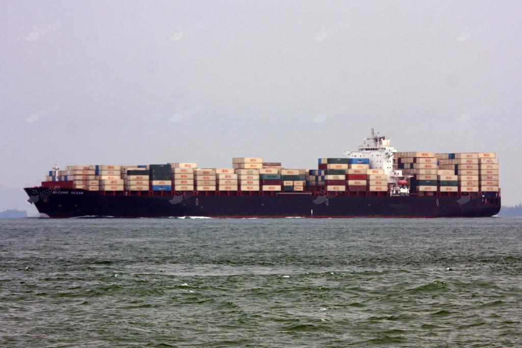 无法靠岸的货轮,无法靠岸的小船