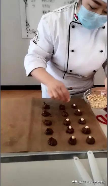 情人节为他做一顿浪漫大餐,情人节巧克力怎么做才显得有心意