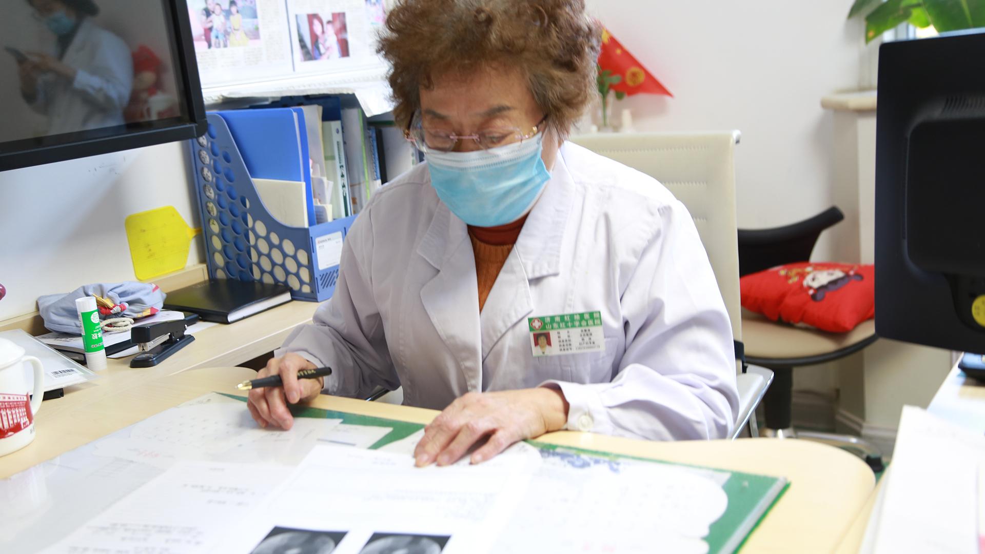 女子为治不孕喝中药,多年不孕喝中药调理上了