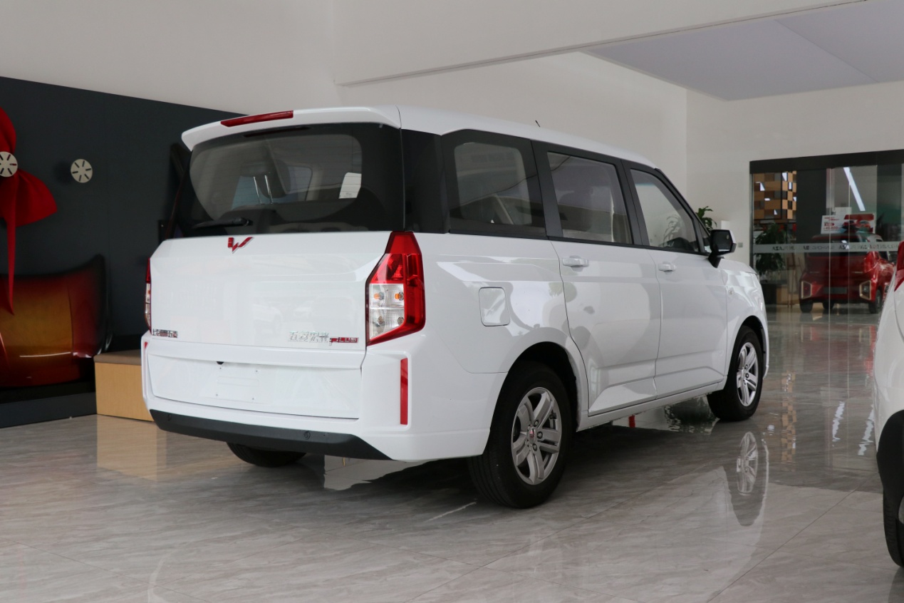 江淮瑞风m3自动挡落地价五菱宏光,五菱宏光plus和江淮瑞风m3哪个好