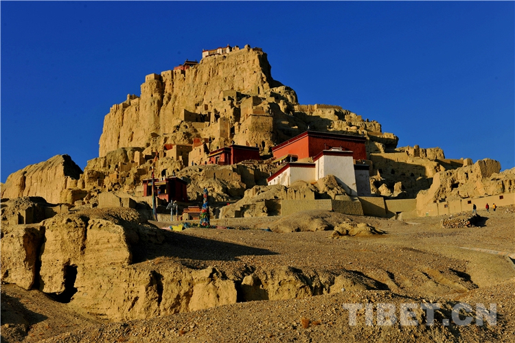 十一世班禅在托林寺为信教群众举行长寿灌顶法会