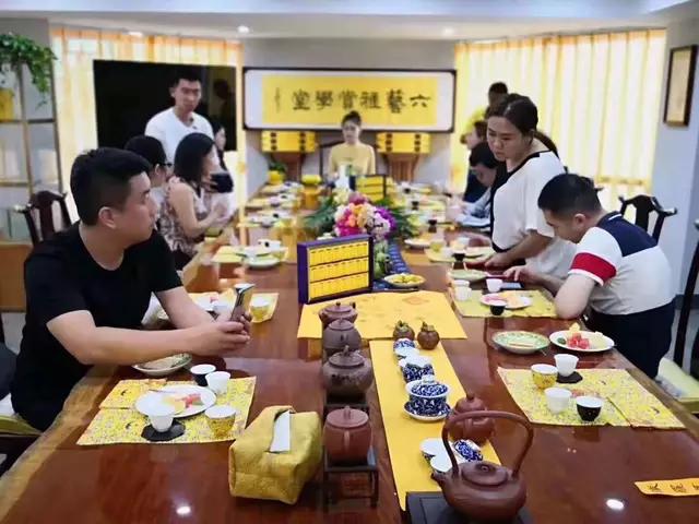 暗访广东天价大板生产基地,原料全是称斤拉木头,富豪还排队来买