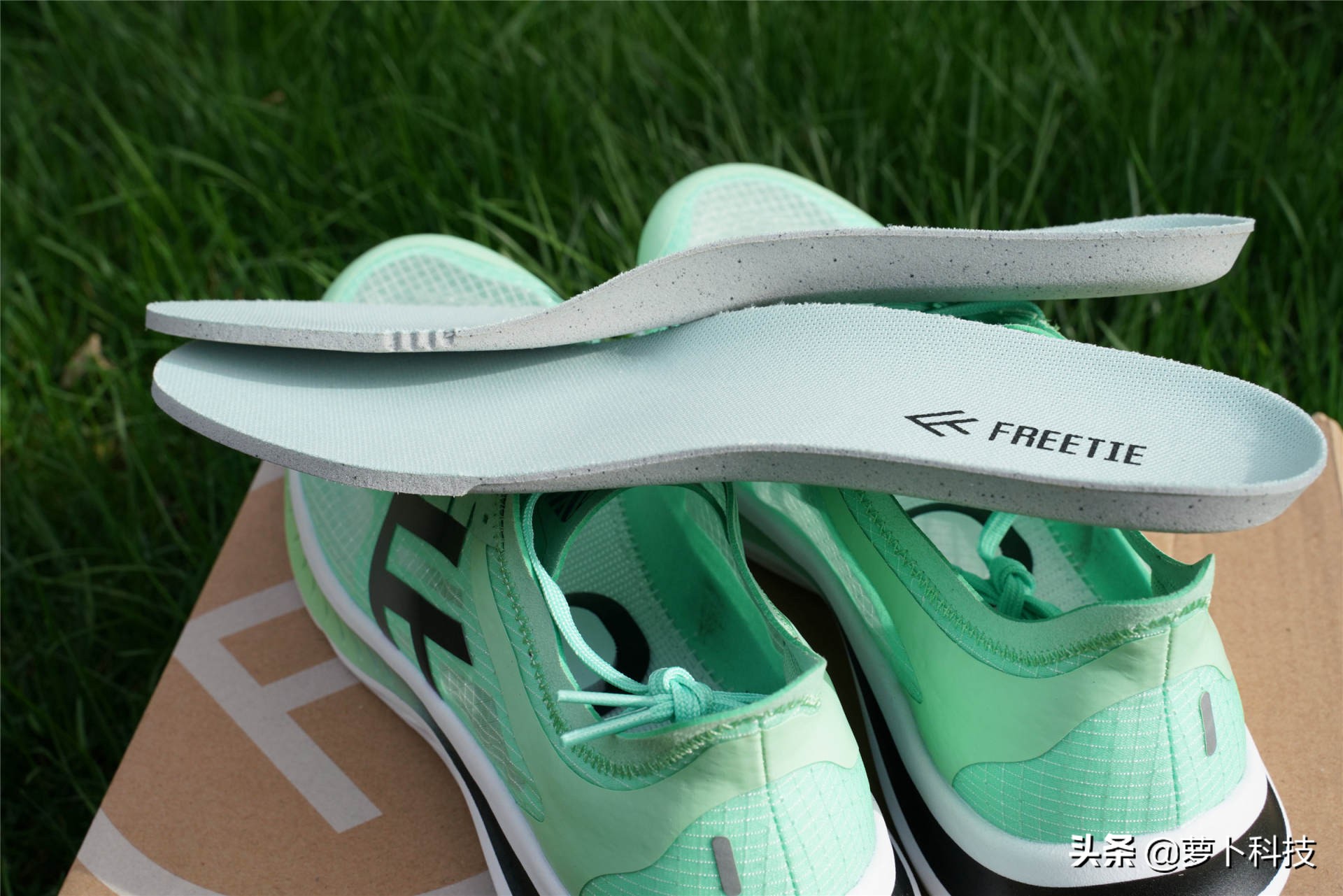 米家freetie轻云缓震竞速跑鞋,freetie轻云跑步鞋和云弹跑步鞋