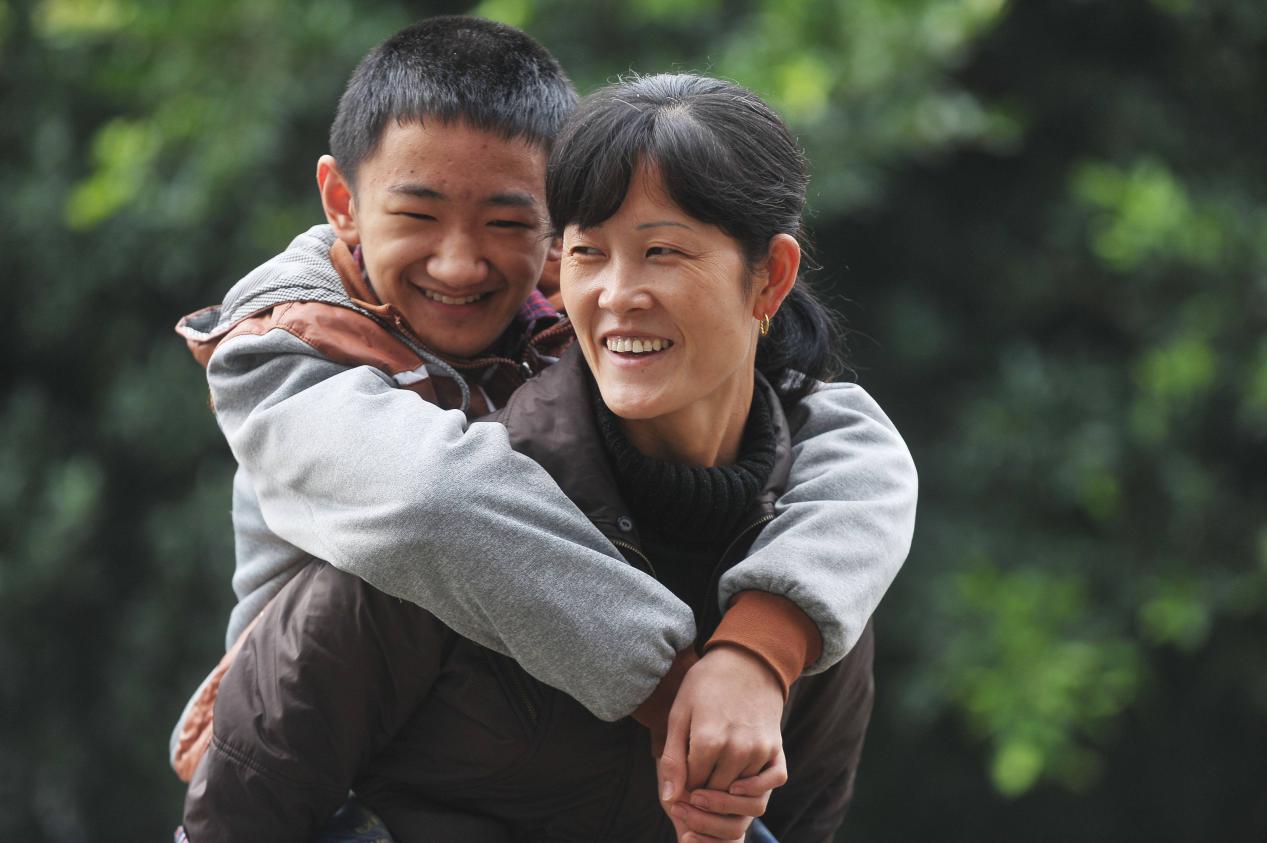 地铁上姐弟俩的坐姿惹争议,姐弟俩地铁坐姿视频