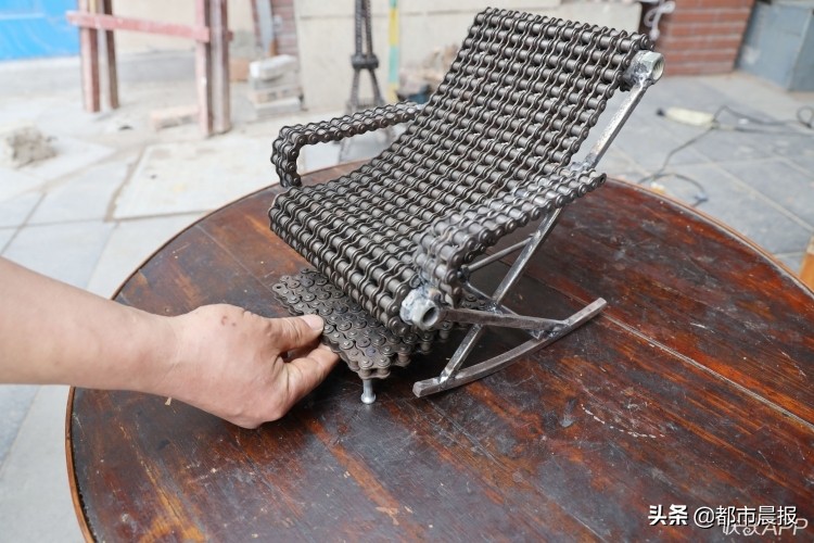徐州这位修车铺老板用旧链条做埃菲尔铁塔、挖掘机…发朋友圈获赞无数