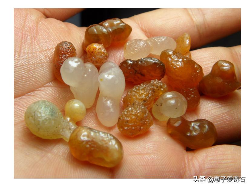 疆内观赏石,高价成交顶级带洞奇石