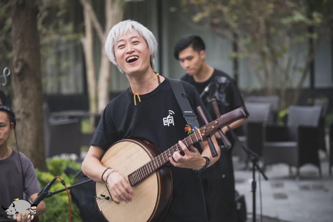 一个中年鬼才，整天逛公园，缠着大爷大妈给他唱歌