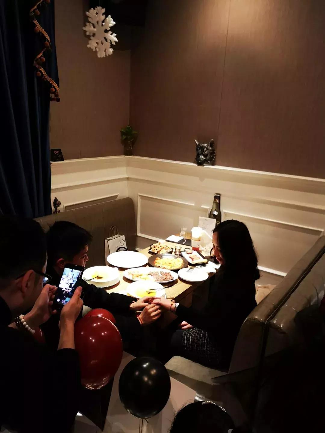 撒花小哥哥视频,撒花小哥哥